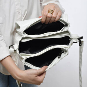 شنطة كروس جلد بلون ابيض